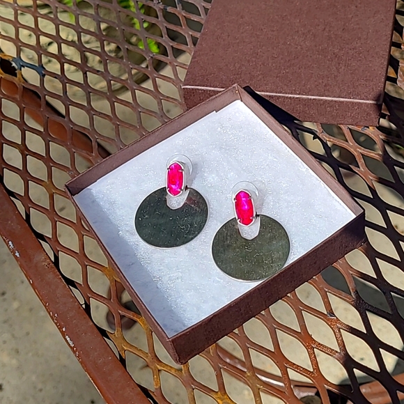 Kendra Scott Deena Drop earrings in bright pink and silver tone Excellent condit - Picture 2 of 8